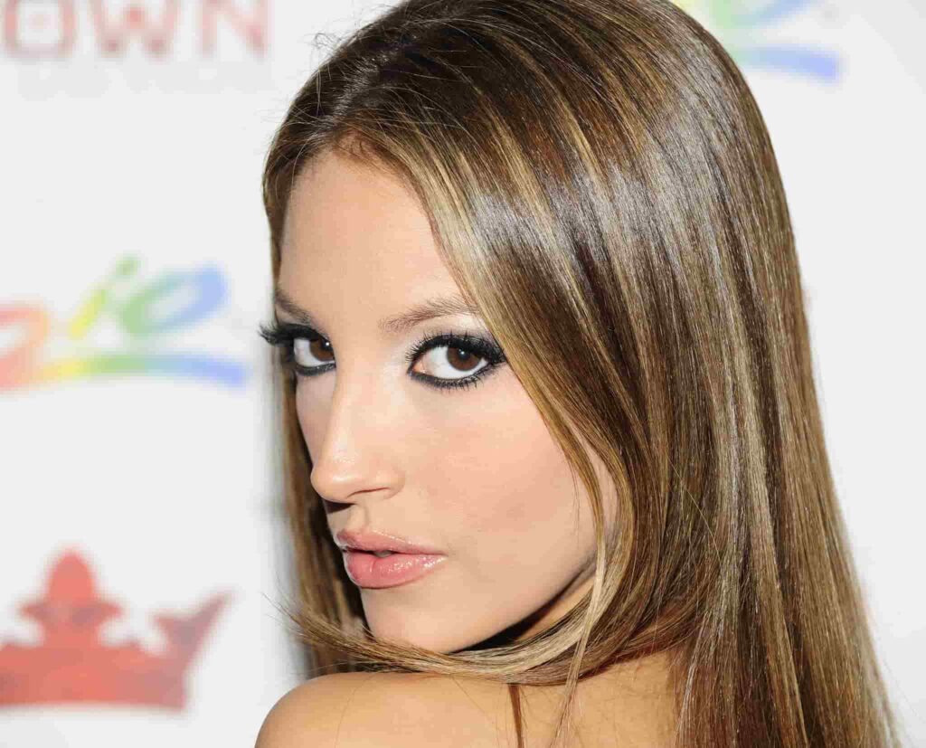 How does Jenna Haze's background in both arts and technology benefit her projects