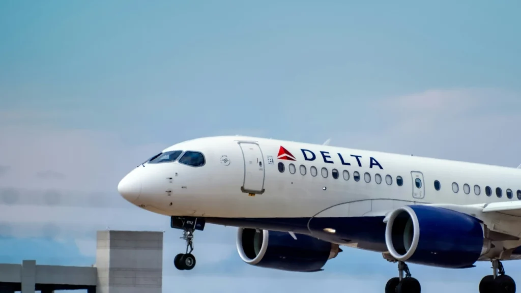 What Was The Response Of The Crew During Delta Flight Dl67's Emergency?